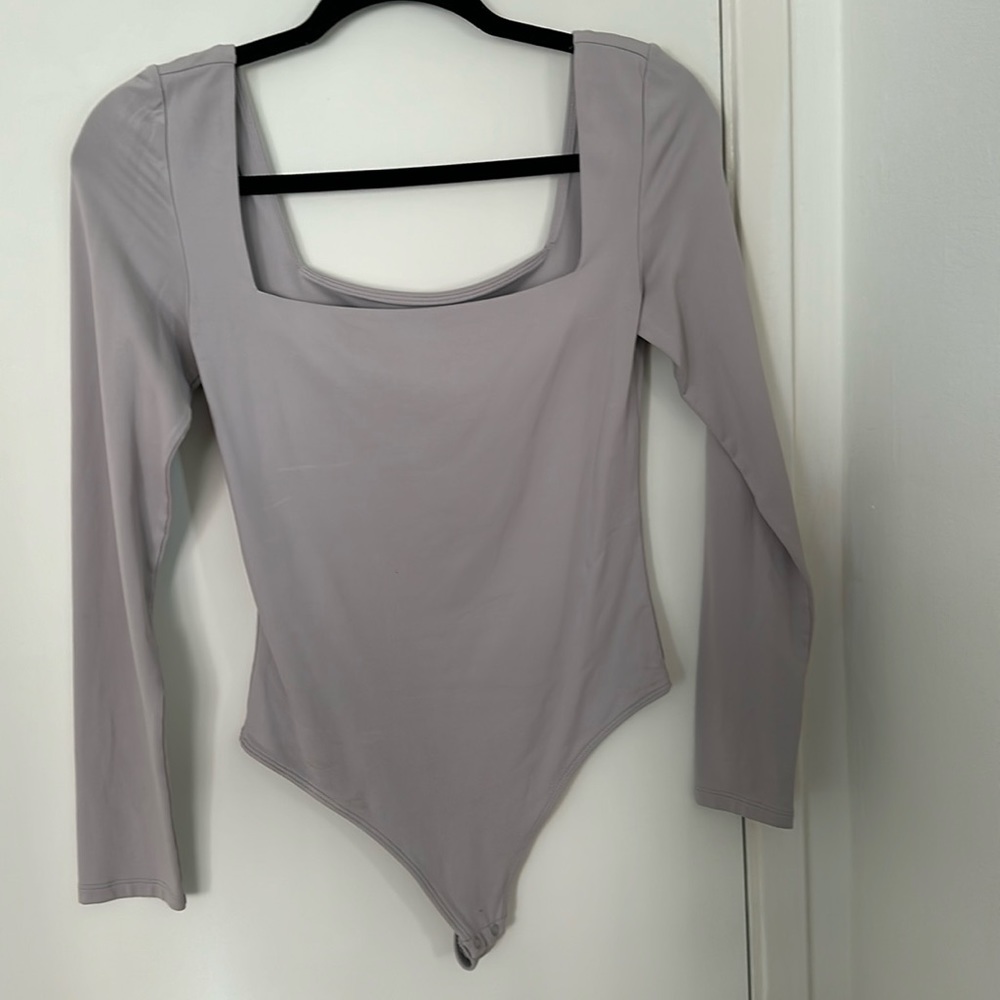 Aritzia Babaton Contour Squareneck long sleeve bodysuit size medium